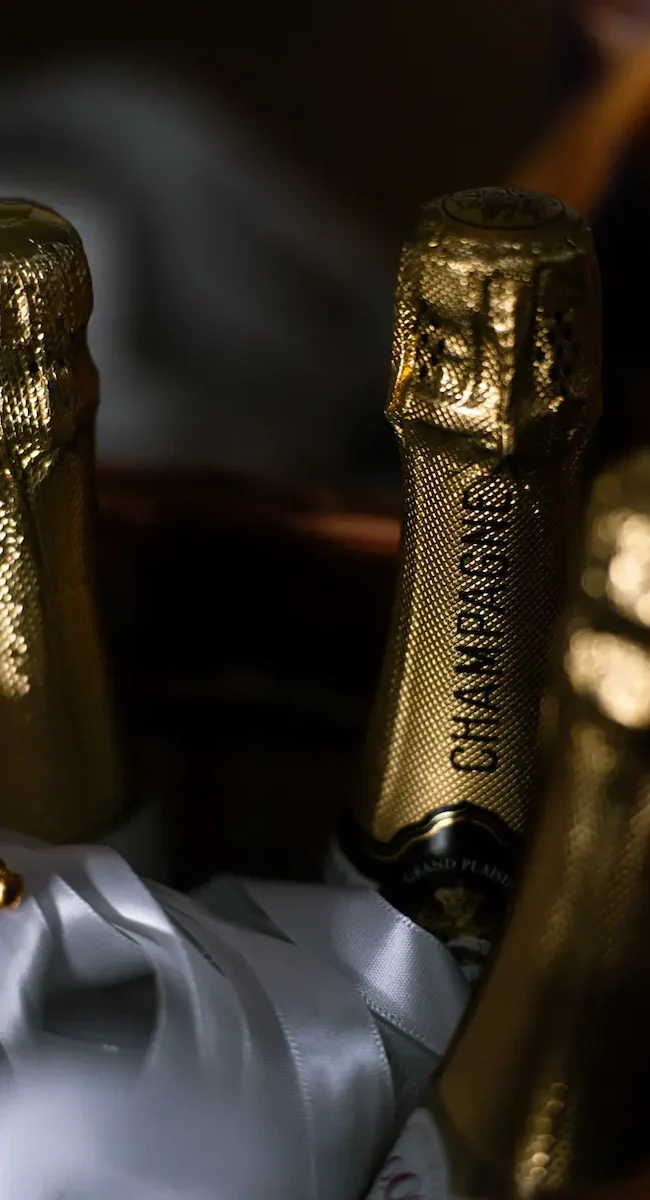 Edle Champagnerflaschen für den stilvollen Sektempfang bei einer Hochzeitsfeier