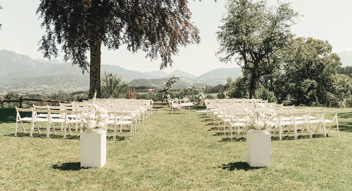 Bestuhlung für freie Trauung im Garten mit Blick auf Berge