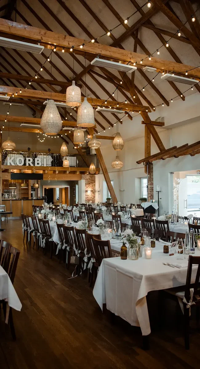 Scheunenhochzeit mit eleganter Tischdekoration in Bayern