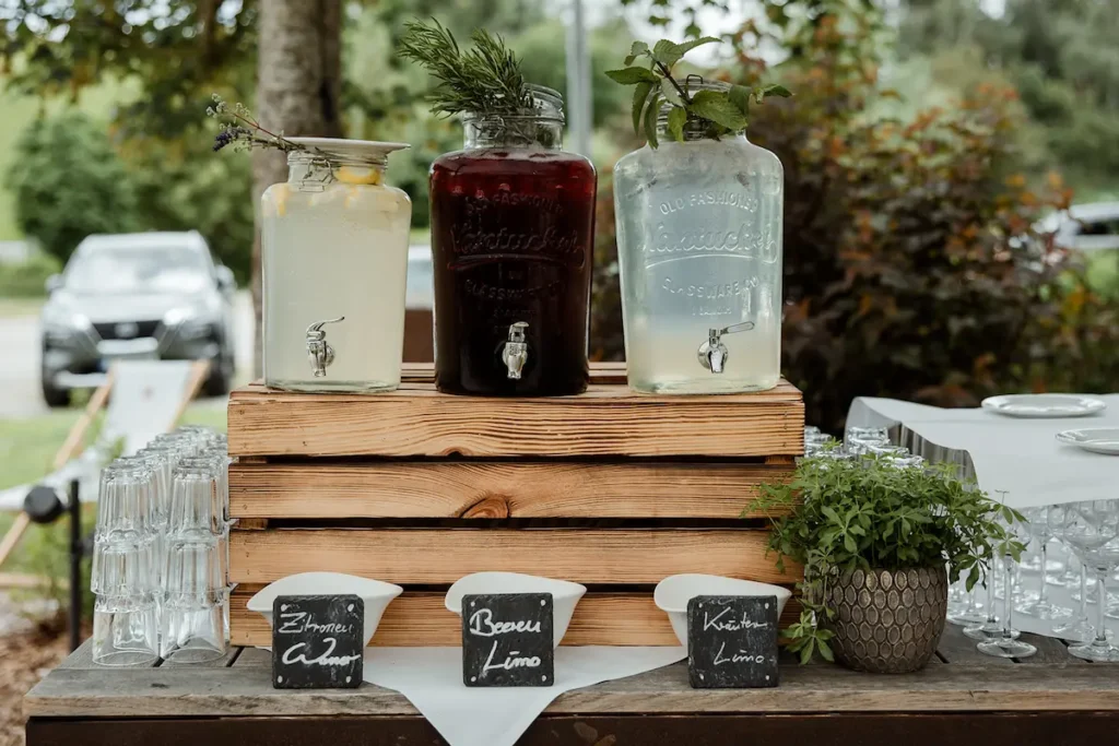 Vintage Getränkestation mit Limonade bei einer Gartenhochzeit.