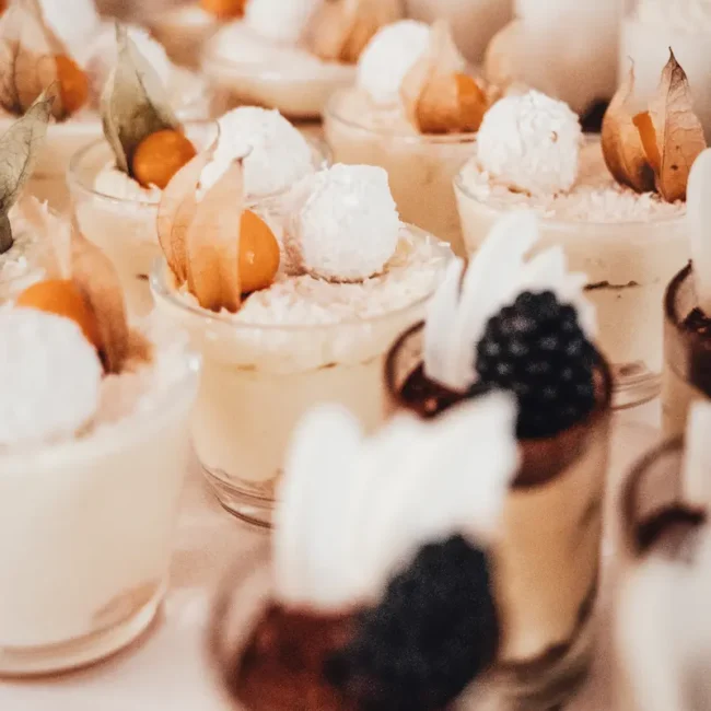 Elegante Hochzeitsdesserts im Glas auf einem stilvollen Sweet Table bei einer Hochzeitsfeier
