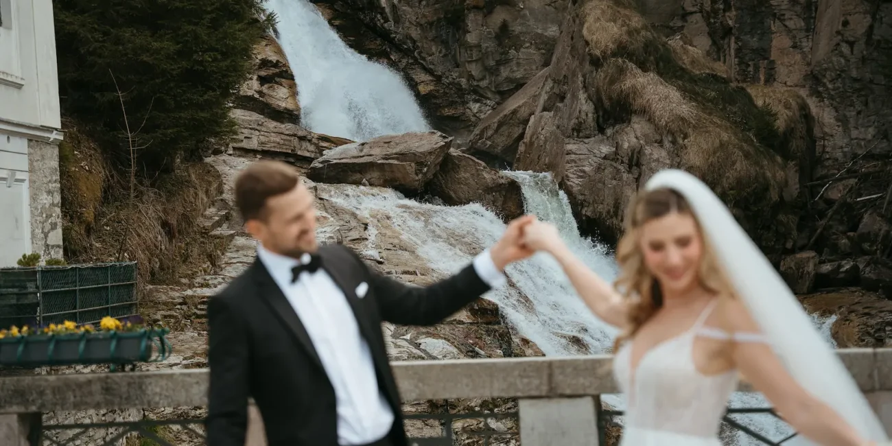 Brautpaar tanzt vor dem berühmten Wasserfall in Bad Gastein