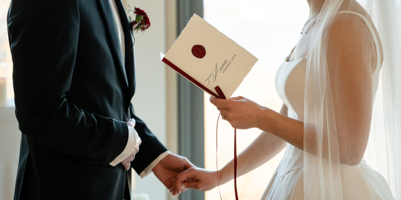 Braut und Bräutigam bei einer freien Trauung mit persönlichen Eheversprechen und romantischen Hochzeitsdetails.