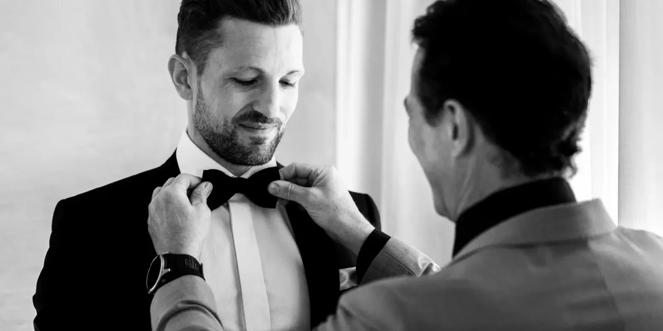 Bräutigam beim Getting Ready vor der Hochzeit in Bad Gastein