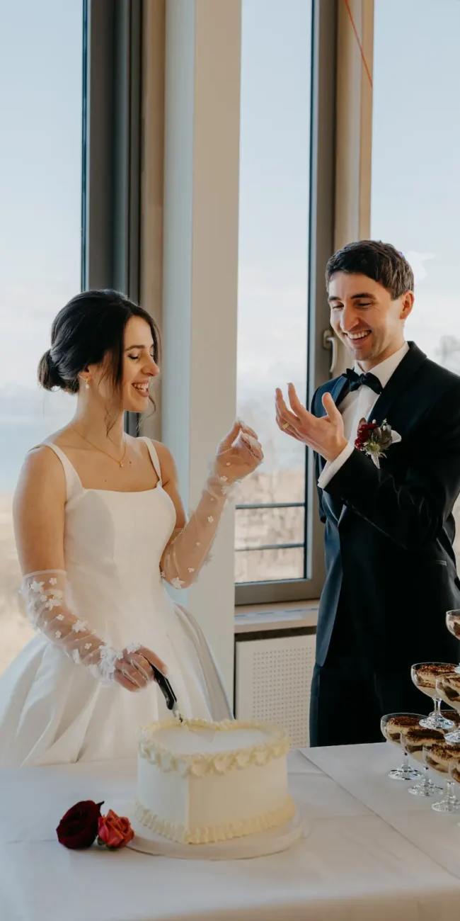Brautpaar beim Tortenanschnitt während einer eleganten Hochzeit am Chiemsee